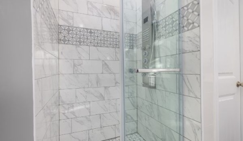 Wybór idealnej kabiny prysznicowej: różne rozmiary i kształty dostępne na rynku